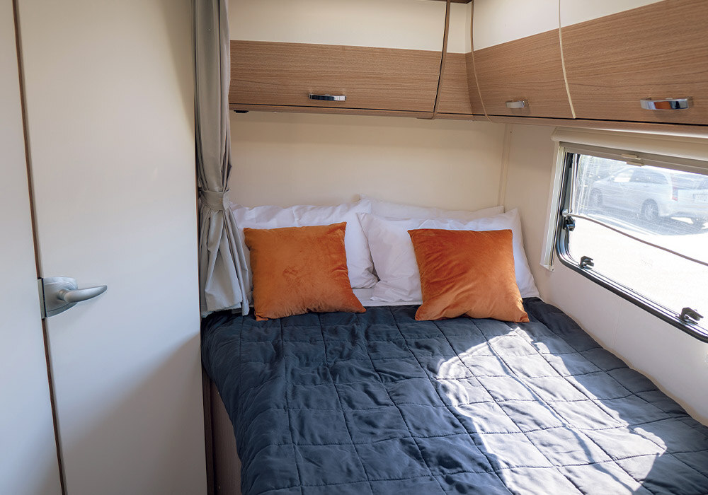 The slatted double bed of the Carado T135 is comfy and cosy