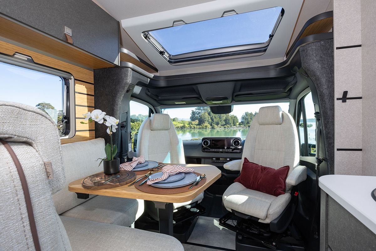 HYMER T580 Dining room view 4